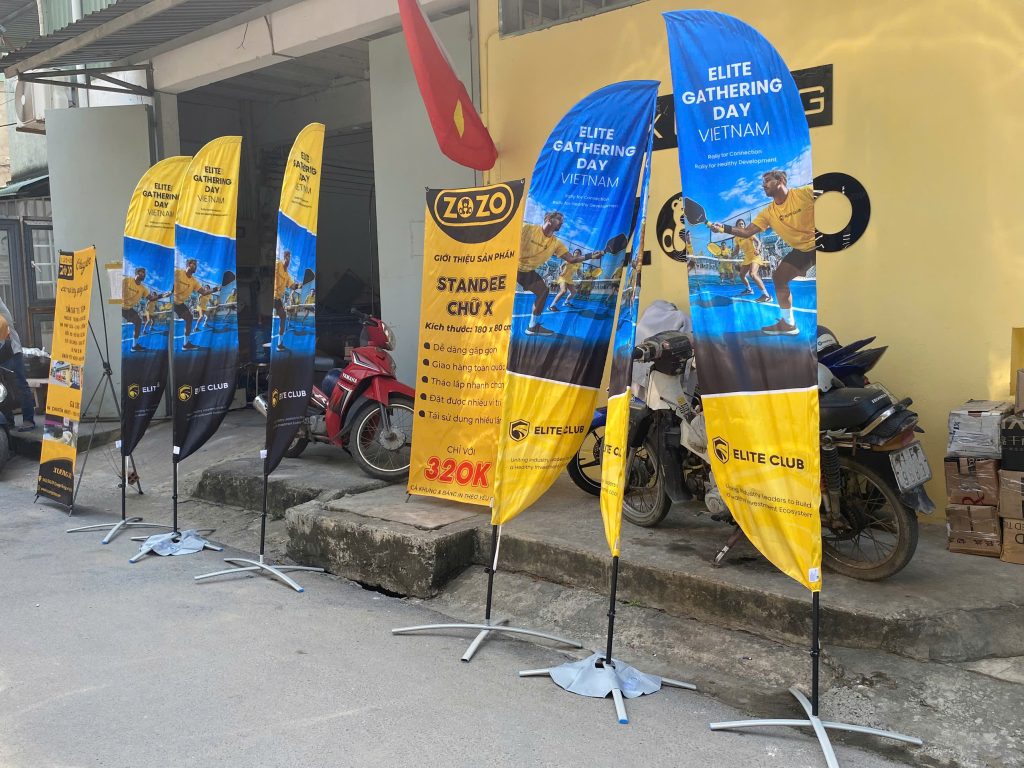 Quy Trình In Cờ Vải Chuyên Nghiệp Tại Xưởng 19 Standee đế chữ X và cờ phướn đế chữ X