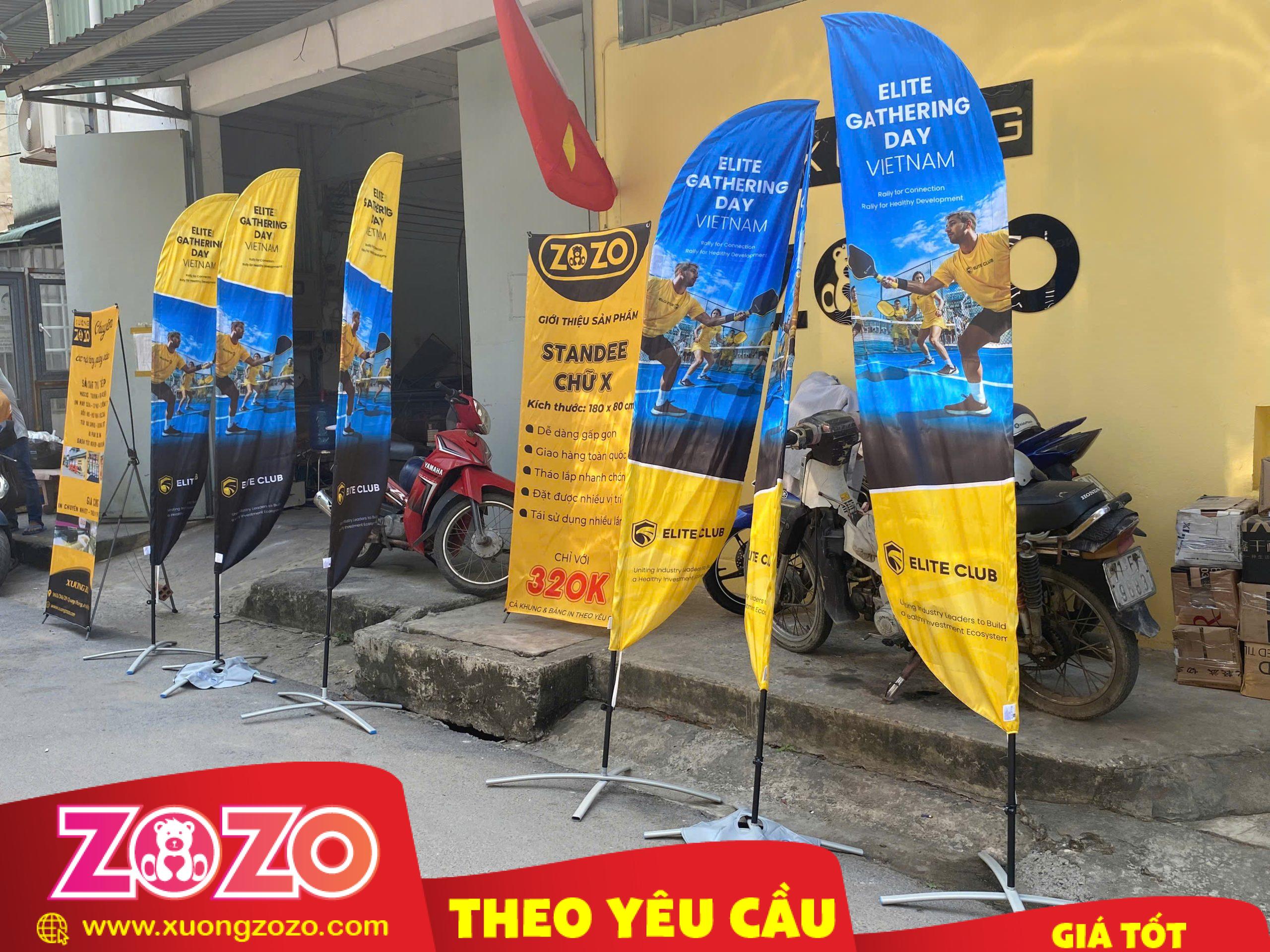 Standee đế chữ X và cờ phướn đế chữ X