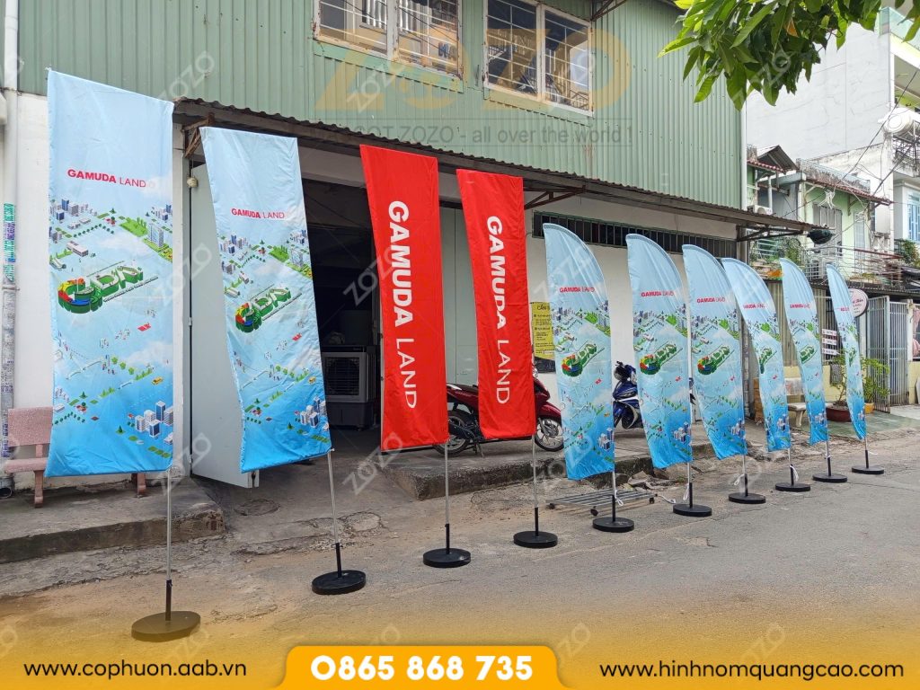 Những lưu ý khi đặt cờ phướn, cờ cánh buồm in ấn theo yêu cầu 12 co phuon in theo yeu cau quang ba ngoai troi hieu qua tu xuong zozo